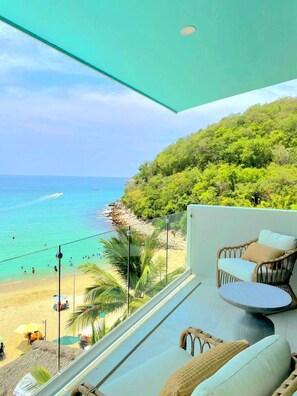 A balcony with a view of a beach and ocean. - Stunning Beachfront Property (Crucecita)