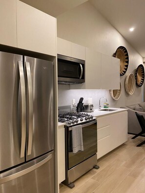 Réfrigérateur, micro-ondes, four, plaque de cuisson