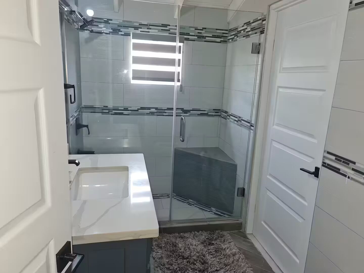 Regadera, toallas, papel de baño 