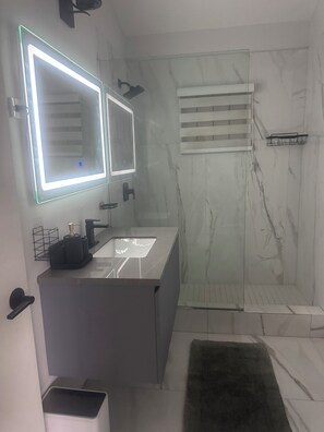 Douche, serviettes fournies, papier toilette