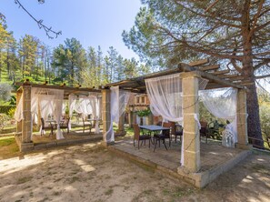 Outdoor dining - Holiday Home 'L'antia Valle - Turane' with Shared Pool, Shared Garden and Wi-Fi (Palaia)