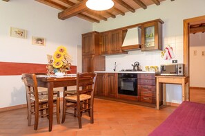 Frigorífico, placa de cocina y utensilios de cocina