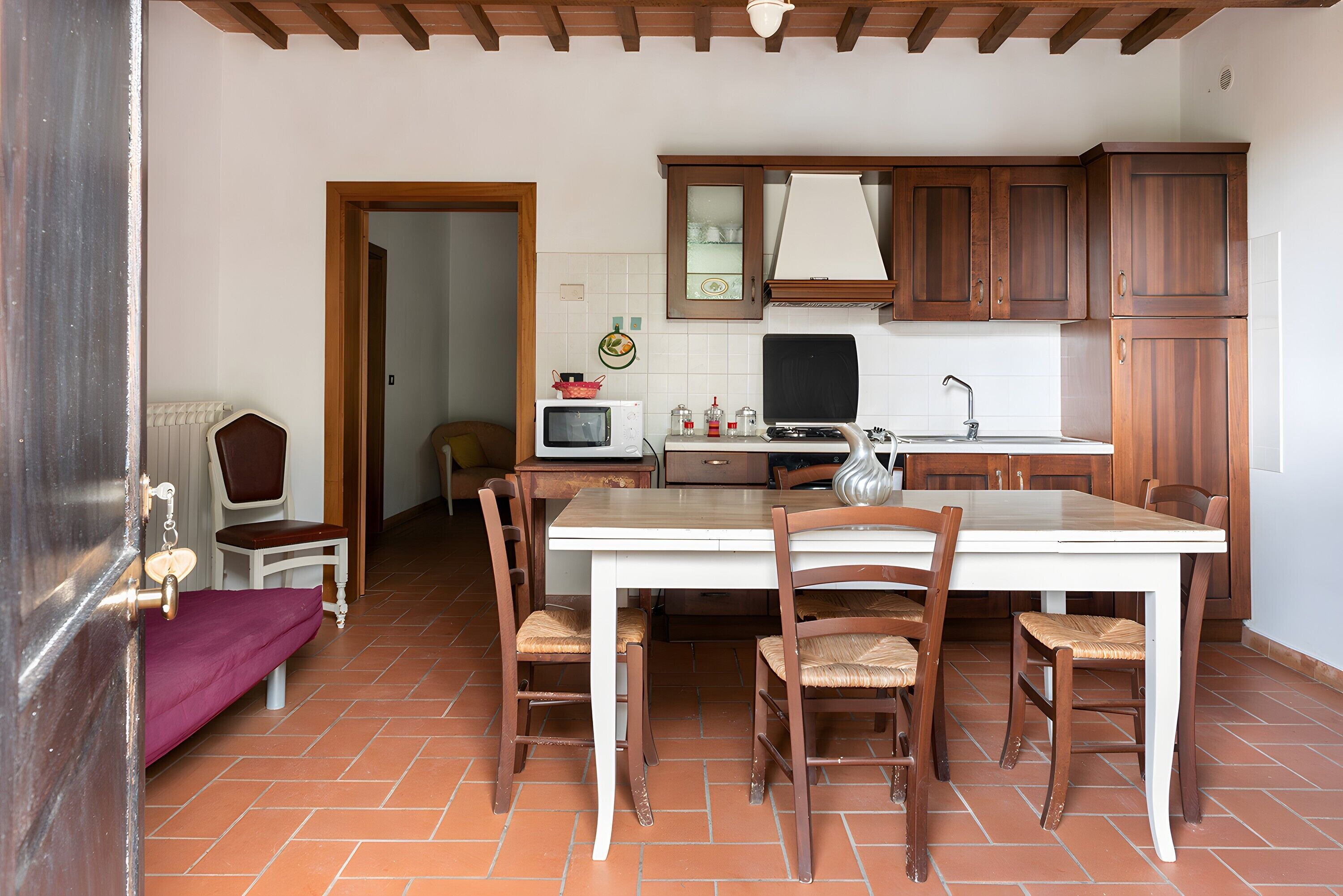 Kühlschrank, Herdplatte, Kochgeschirr/Geschirr/Besteck