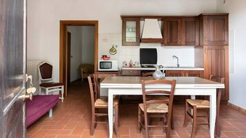 Kühlschrank, Herdplatte, Kochgeschirr/Geschirr/Besteck