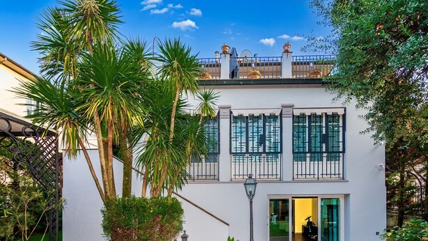 A two-story building with a balcony, large windows, and a door leading to a room. - Villa Cecilia, facing Lucca's ancient city walls! (Lucca)