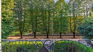 A park with trees and a metal fence. - Villa Cecilia, facing Lucca's ancient city walls! (Lucca)