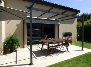 Outdoor dining - Holiday Home 'Maison Avec Piscine Privée' with Private Pool, Wi-Fi and Air Conditioning (Saint-Romain-en-Viennois)