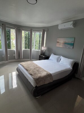 2 bedrooms, iron/ironing board, WiFi, bed sheets - Luxury Oasis of Tonis Estate 204 (Mandeville)