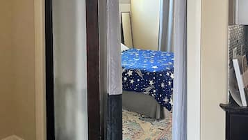 1 habitación, escritorio, tabla de planchar con plancha y wifi gratis