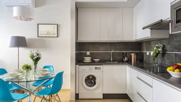 Kühlschrank, Mikrowelle, Herdplatte, Geschirrspüler