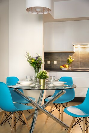 Dining - Central Apartment in Seville with Wi-Fi, Air Conditioning, and Optional Parking (Sevilla)