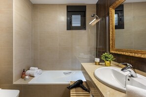 Ducha, secador de pelo y toallas