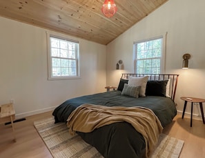 Een strijkplank/strijkijzer, wifi, beddengoed