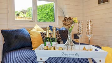 1 bedroom, individually decorated, individually furnished, free WiFi