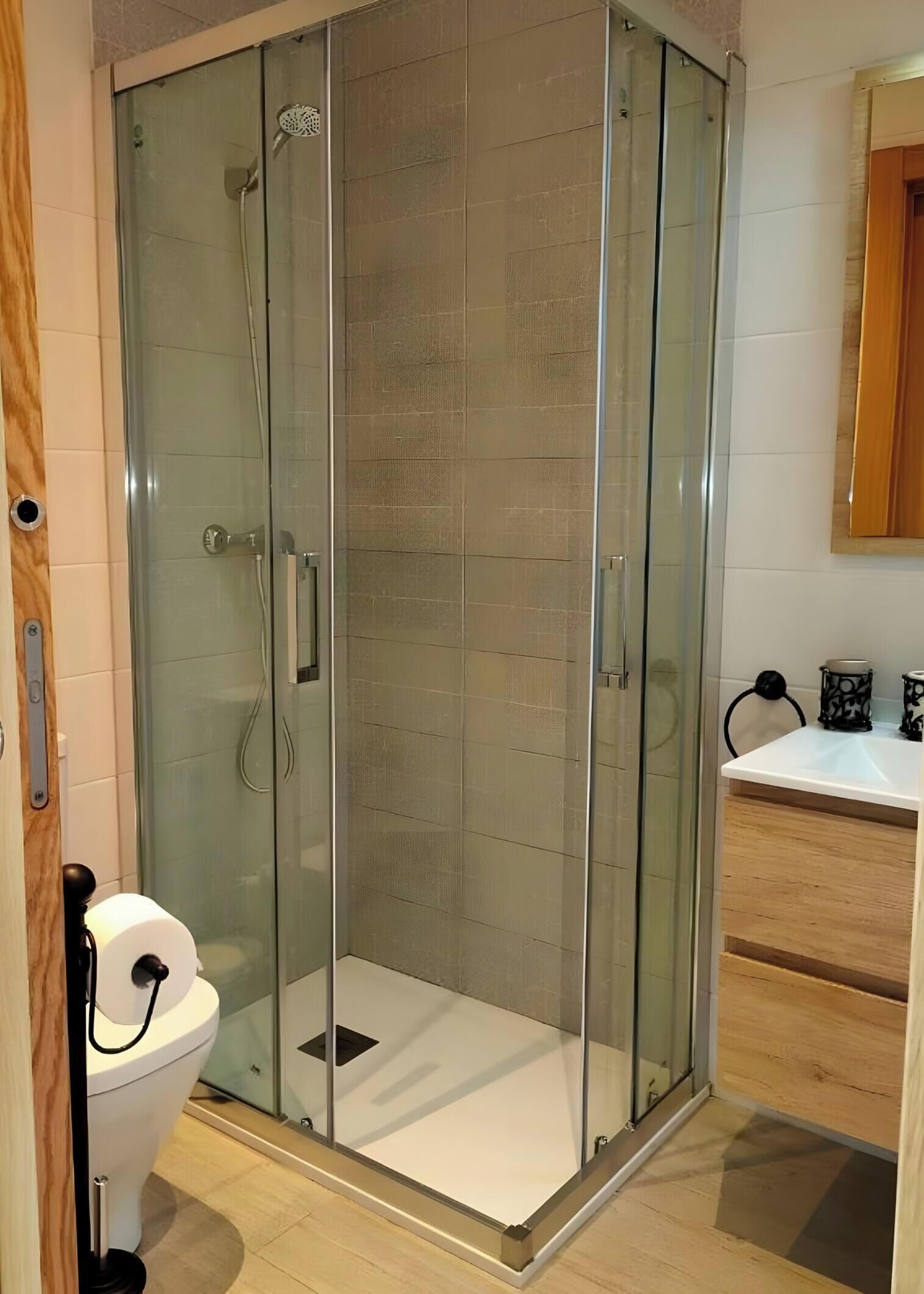 Een douche, een haardroger, handdoeken
