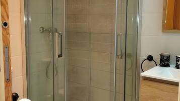 Een douche, een haardroger, handdoeken