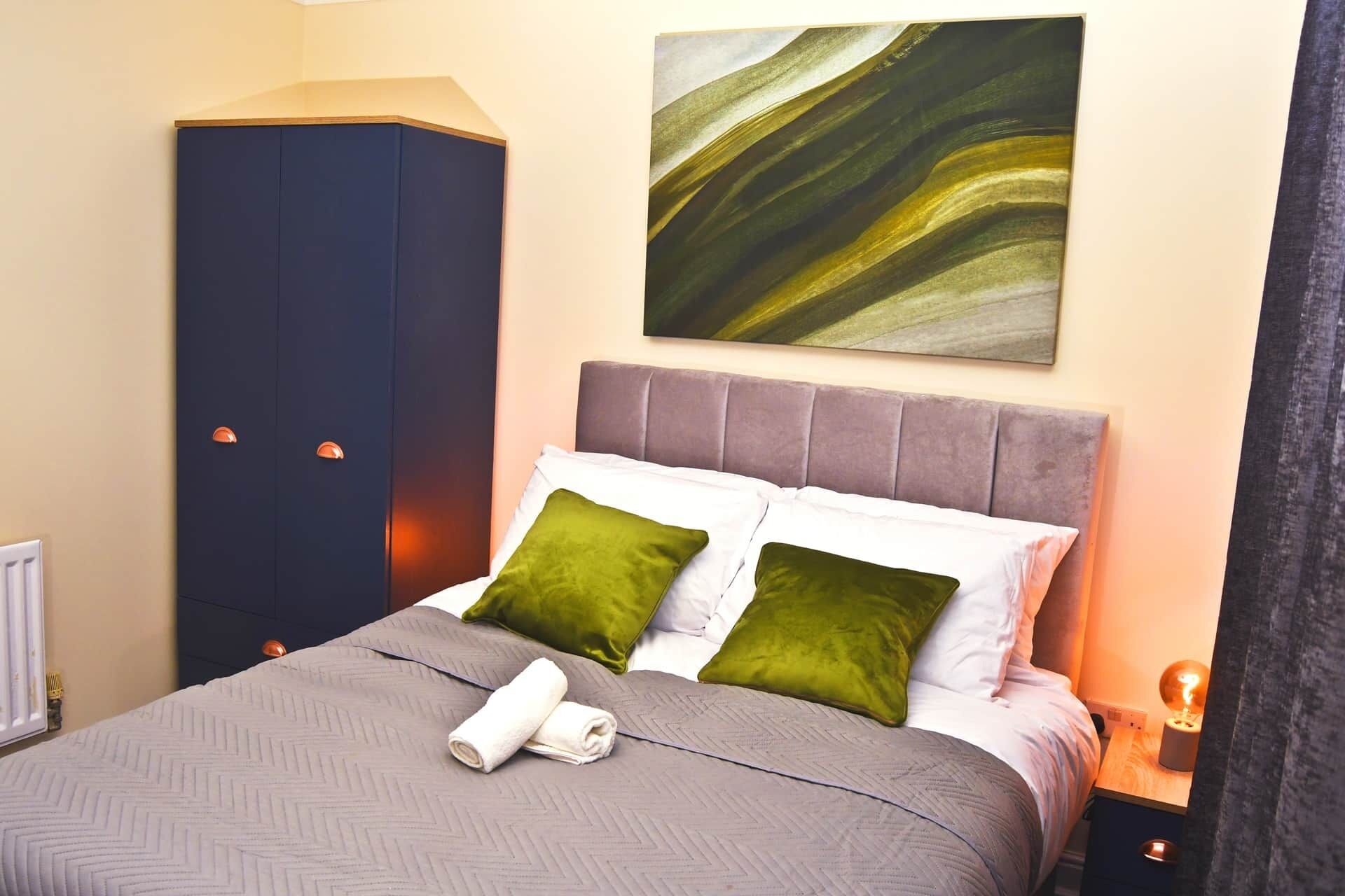 6 bedrooms, iron/ironing board, WiFi, bed sheets