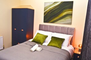 6 slaapkamers, een strijkplank/strijkijzer, wifi, beddengoed