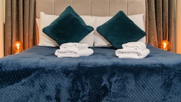 6 bedrooms, iron/ironing board, WiFi, bed sheets