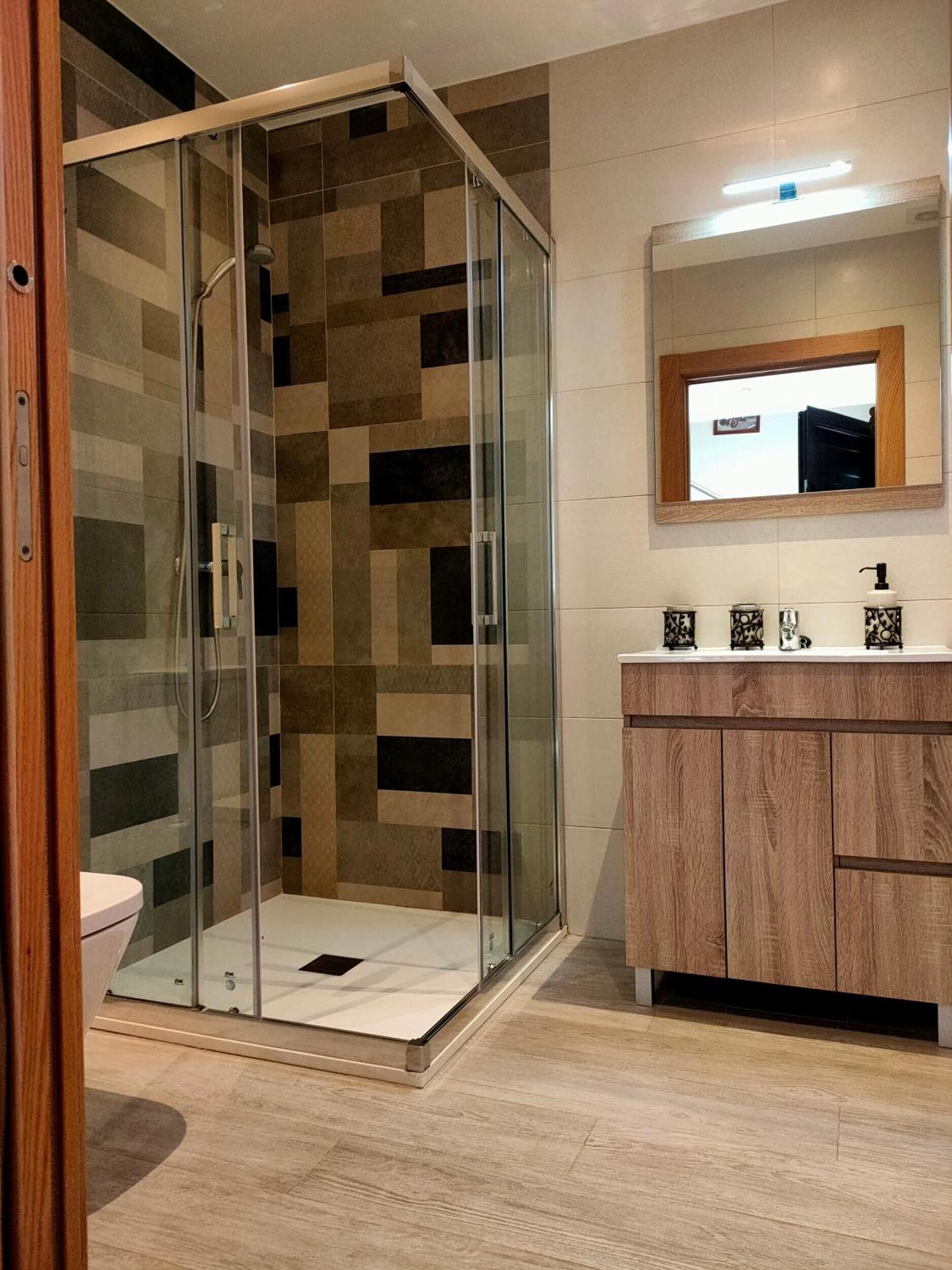 Douche, séchoir à cheveux, serviettes fournies