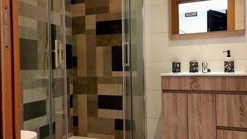 Douche, séchoir à cheveux, serviettes fournies