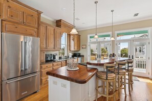 Fridge, microwave, oven, stovetop - Sandpiper at Coast Cottages sleeps 8 with Community Pool (St Simons Island)