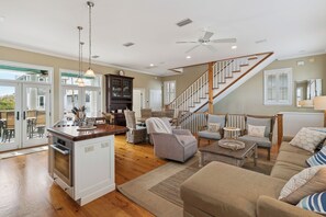 TV - Sandpiper at Coast Cottages sleeps 8 with Community Pool (St Simons Island)
