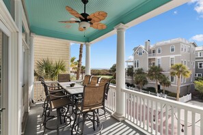 Outdoor dining - Sandpiper at Coast Cottages sleeps 8 with Community Pool (St Simons Island)