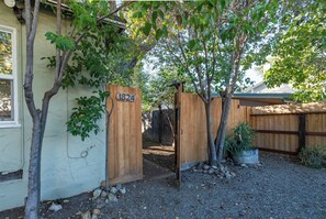 Property grounds - Prime Downtown Paso Guest House - Private & Wakable (Paso Robles)