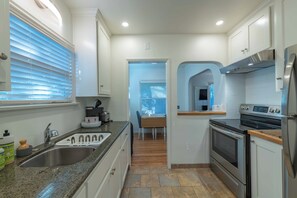 Fridge, microwave, oven, stovetop - Prime Downtown Paso Guest House - Private & Wakable (Paso Robles)