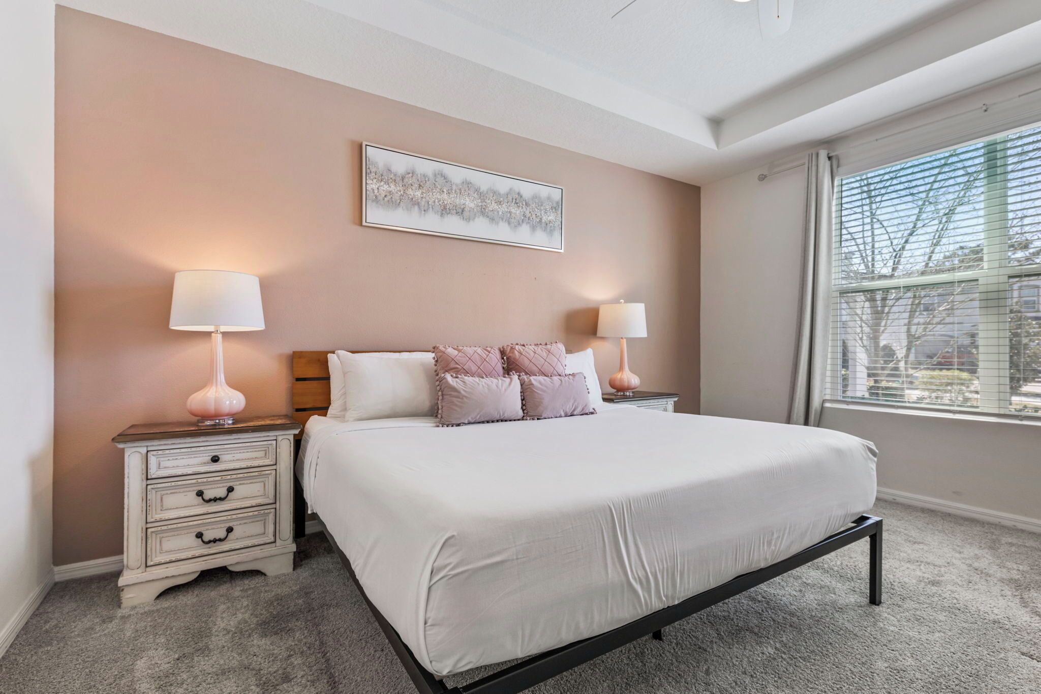 9 makuuhuonetta, työpöytä, silitysrauta/-lauta, vauvan matkasänky