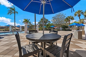 Poolside food and refreshing cocktails await - Themed rooms • Pvt pool • BBQ • Near Disney (Kissimmee)