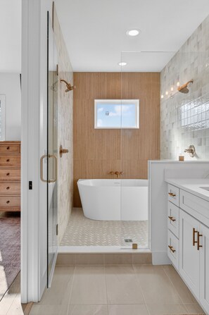 Hair dryer, towels, soap, shampoo - Chic Townhome w/ Pool & Game Room | Near Downtown! (St. Augustine)