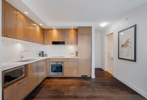 Fridge, microwave, oven, stovetop - Stylish 1BR Suite in Yaletown w/ Balcony & Views (Vancouver)