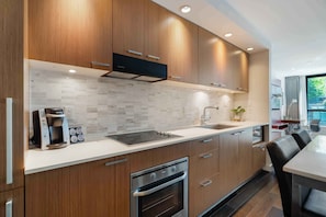 Réfrigérateur, four à micro-ondes, un four, surface de cuisson