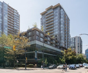 Exterior - Executive 1BR Yaletown Suite w/ Balcony & Views (Vancouver)