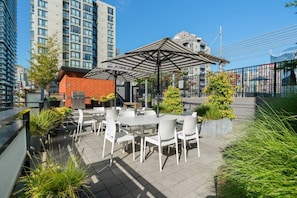 Outdoor dining - Executive 1BR Yaletown Suite w/ Balcony & Views (Vancouver)
