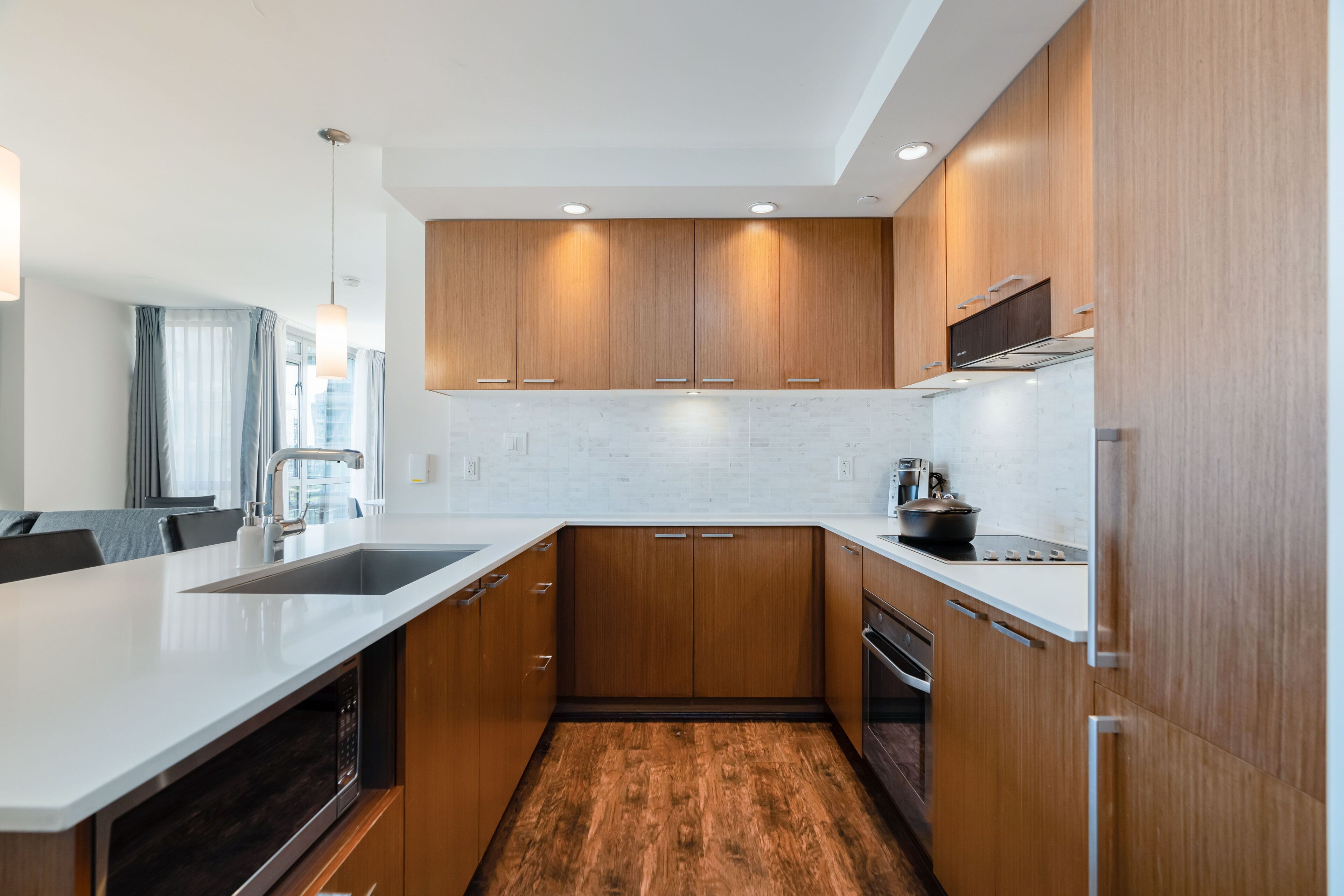 Geladeira, micro-ondas, fogão, cooktop