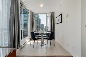 Dining - Spacious 2BR Suite w/ Access to Rooftop Pool (Vancouver)