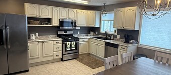 Spacious 5-bed Retreat Near Houghton Lake – Sleeps 10