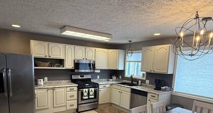 Spacious 5-bed Retreat Near Houghton Lake – Sleeps 10