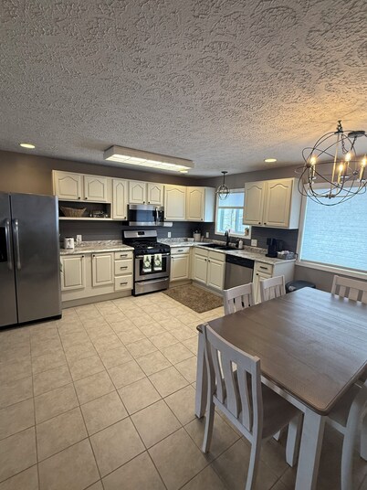 Spacious 5-bed Retreat Near Houghton Lake – Sleeps 10