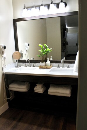 Sèche-cheveux, serviettes fournies, savon, papier toilette