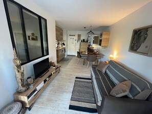 TV - Bright apartment with pool in Roquebrune (Roquebrune-sur-Argens)