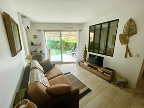 TV - Bright apartment with pool in Roquebrune (Roquebrune-sur-Argens)
