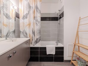 Hair dryer, towels - Appartement calme et lumineux, terrasse et P privé (Balma)