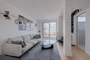 Living area - Cocoon with Eiffel Tower view (Paris)