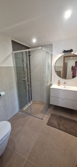 Regadera y papel de baño 