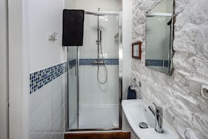 Douche, séchoir à cheveux, serviettes fournies
