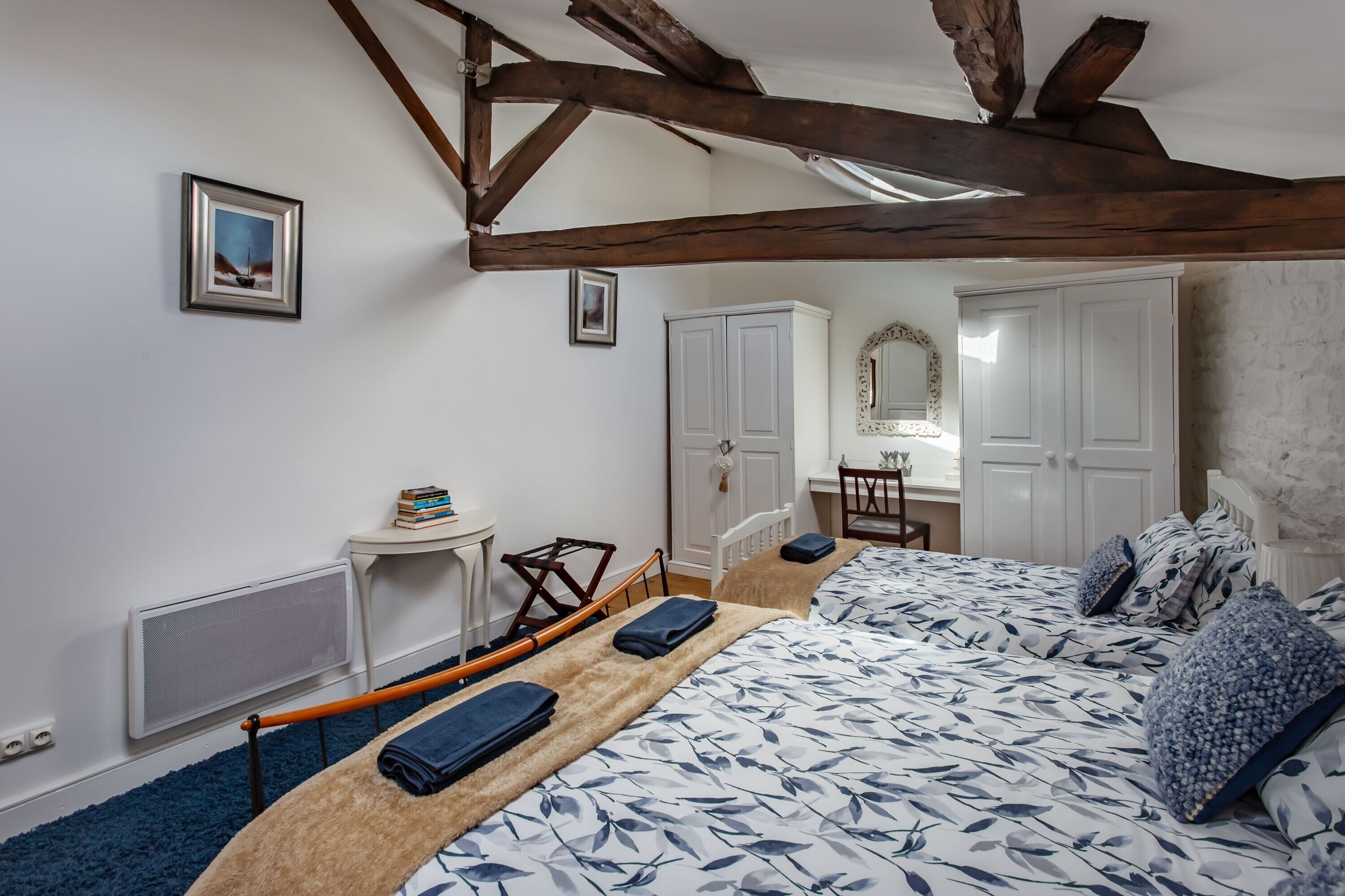 3 bedrooms, iron/ironing board, WiFi, bed sheets